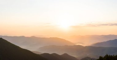 Dağ sırtı silueti sabahın erken saatlerinde