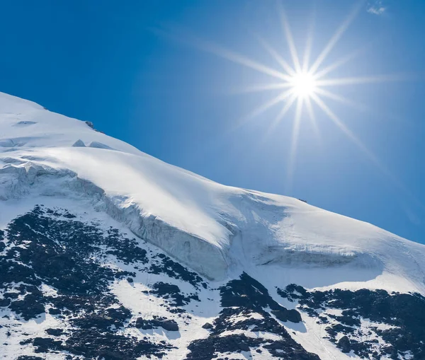 在灿烂的阳光下被雪覆盖的山坡上 — 图库照片