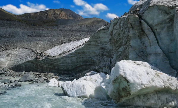 Berg Flod Rusar Genom Glaciären Utomhus Naturlig Bakgrund — Stockfoto