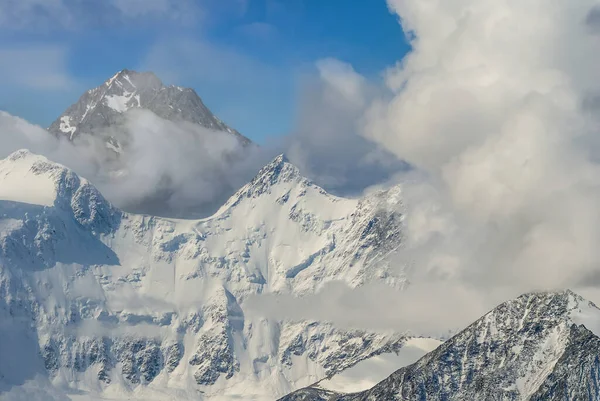 Sneeuwgebonden Bergketen Dichte Wolken Natuurlijke Reisachtergrond — Stockfoto