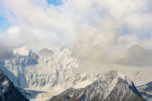 Schneegebundene Bergkette Den Dichten Wolken Natürlicher Reisehintergrund — Stockfoto