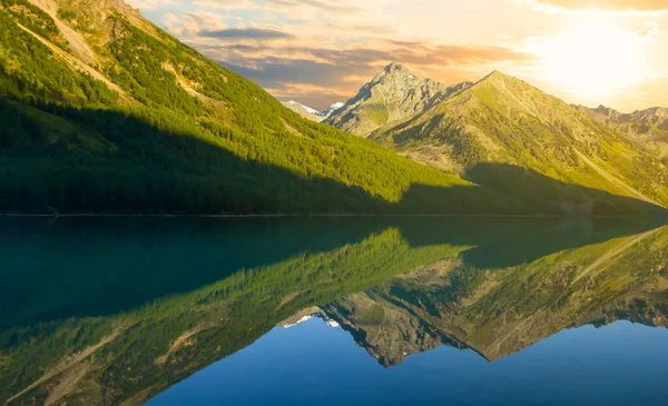 Όμορφη Ήσυχη Λίμνη Στην Κοιλάδα Του Βουνού Στο Δραματικό Ηλιοβασίλεμα — Φωτογραφία Αρχείου