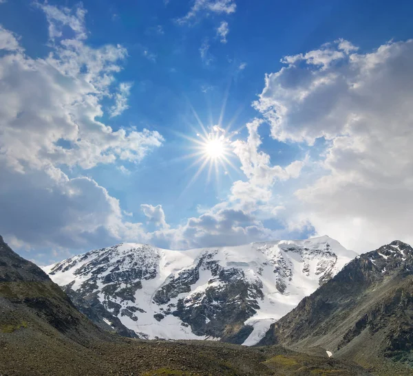 Cresta Montaña Cubierta Por Una Nieve Bajo Sol Brillante — Foto de Stock