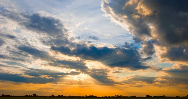 Dramático Atardecer Sobre Cielo Nublado Fondo Natural Noche —  Fotos de Stock