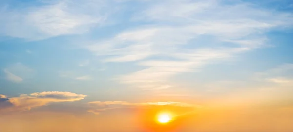 Heldere Zonsondergang Boven Bewolkte Hemel Avonds Natuurlijke Achtergrond — Stockfoto