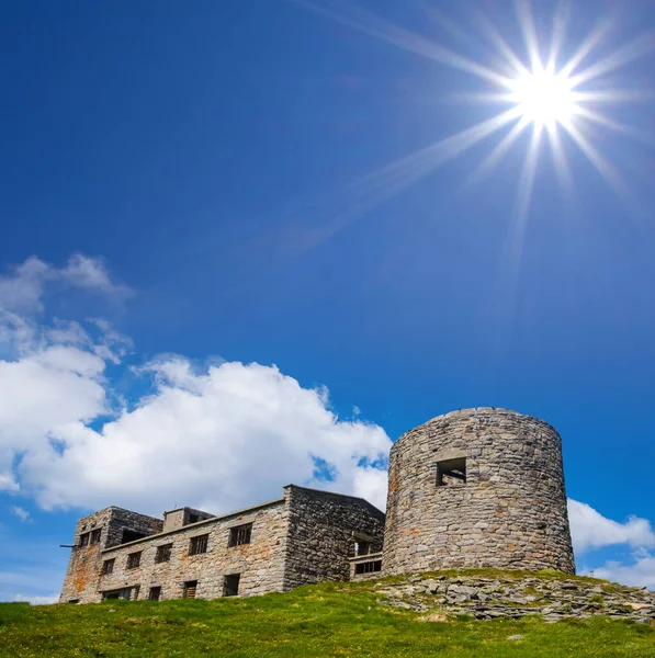 Old Medieval Fortress Ruin Green Hill Sunny Summer Day Concept — Stock Photo, Image