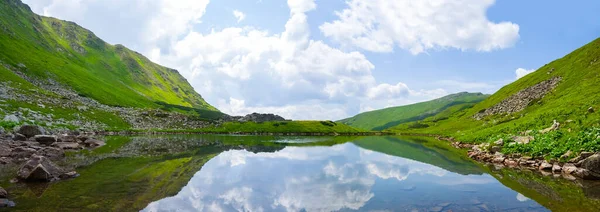 Lago Tranquilo Tazón Montaña Verde Escena Senderismo Verano —  Fotos de Stock