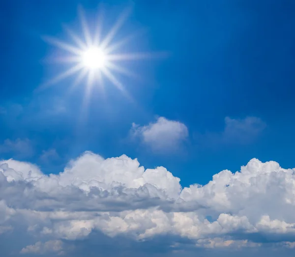 Sol Brillante Por Encima Densas Nubes Cúmulos Fondo Del Cielo — Foto de Stock