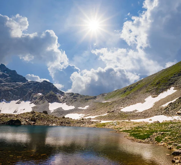 Klein Meer Het Bergdal Onder Een Fonkelende Zon — Stockfoto