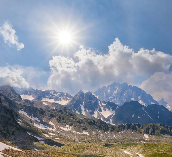 Mount Pass Unter Glitzernder Sonne Outdoor Reiselandschaft — Stockfoto
