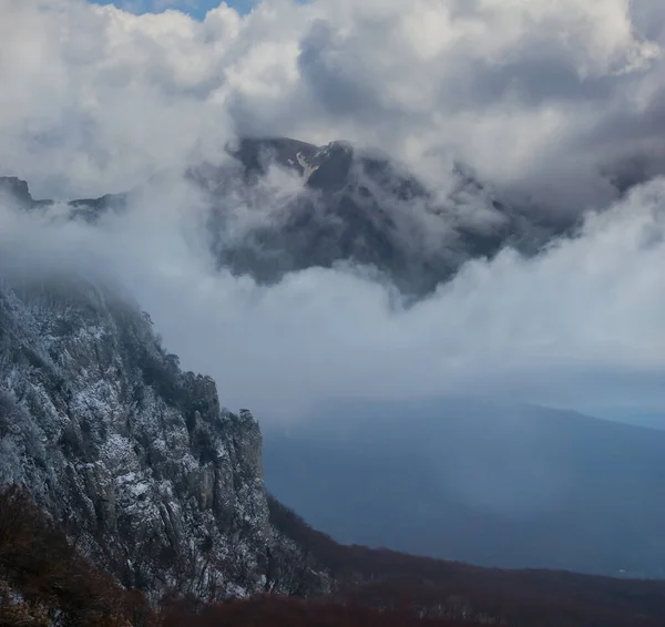 Cadeia Montanhosa Nuvens Densas Fundo Viagem Natural — Fotografia de Stock