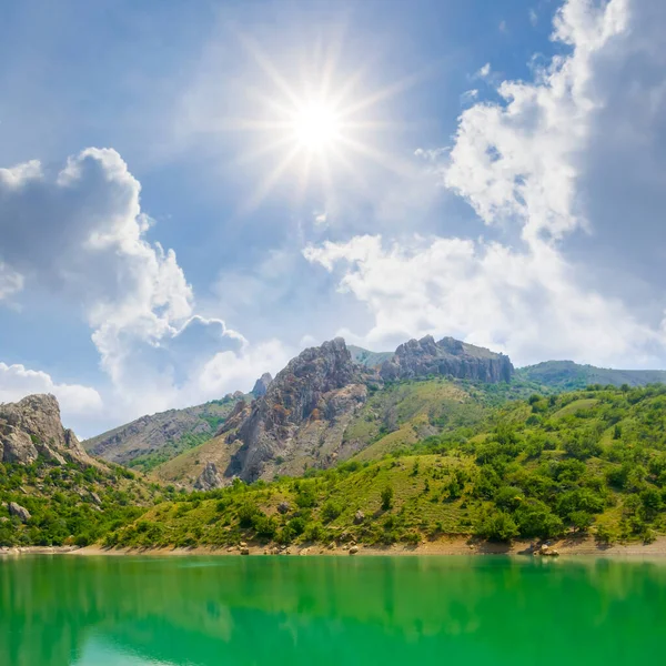 Smaragdsee Gebirgstal Bei Strahlendem Sonnenschein — Stockfoto