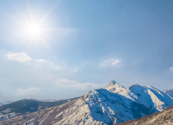 Piękny Łańcuch Montain Niebieskim Śniegu Pod Iskrzącym Słońcem Zimowe Tło — Zdjęcie stockowe