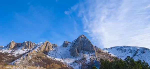 Breiter Panoramischer Bergrücken Schnee Unter Blauem Himmel — Stockfoto