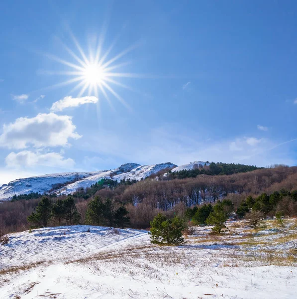 Hermosa Cadena Montañas Una Nieve Azul Bajo Sol Brillante Fondo —  Fotos de Stock