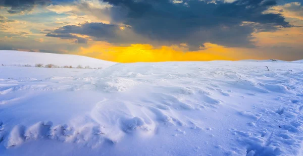 Równina Pokryta Śniegiem Świetle Wieczornego Słońca Zimowe Pole Przy Dramatycznym — Zdjęcie stockowe