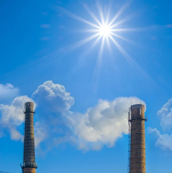 Primer Plano Par Chimenea Cielo Azul Con Sol Brillante Fondo —  Fotos de Stock