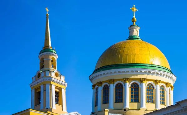 Detailní Zlatý Křesťanský Kostel Střecha Modré Obloze Světlé Náboženské Pozadí — Stock fotografie