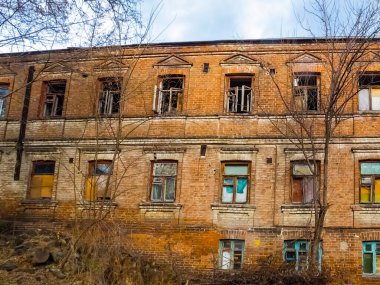 Kasabada terk edilmiş eski bir ev