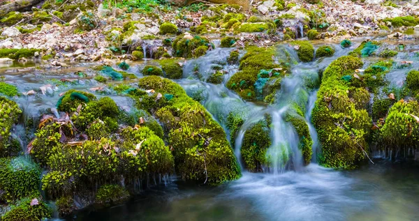 Небольшой Водопад Стремительной Горной Реке — стоковое фото