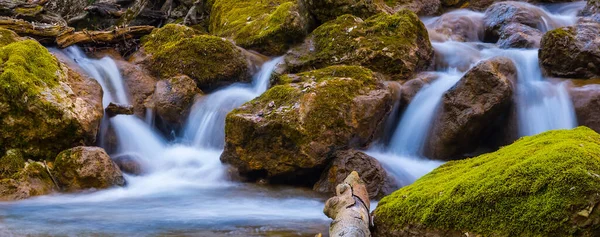 Mały Wodospad Nad Rzeką Górską — Zdjęcie stockowe