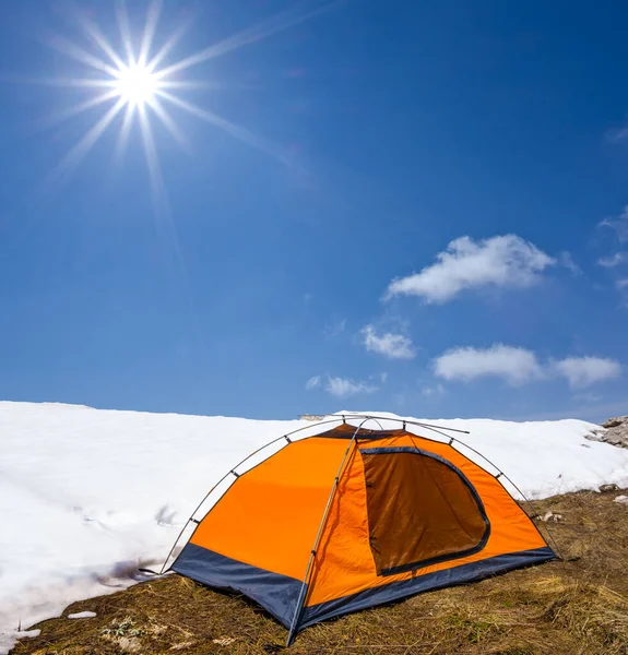 Orangefarbenes Zelt Berghang Mit Schnee Unter Glitzernder Sonne Reisehintergrund — Stockfoto