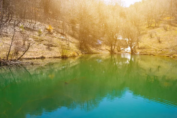 Wunderschöner Smaragdgrüner See Licht Der Glitzernden Sonne — Stockfoto