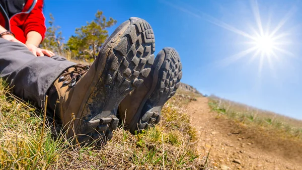 Pernas Caminhante Close Uma Botas Encosta Colina Uma Luz Sol — Fotografia de Stock