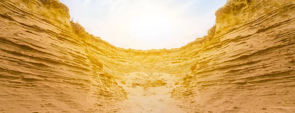 Πλατύ Αμμώδες Τείχος Στην Έρημο Στο Ηλιοβασίλεμα — Φωτογραφία Αρχείου