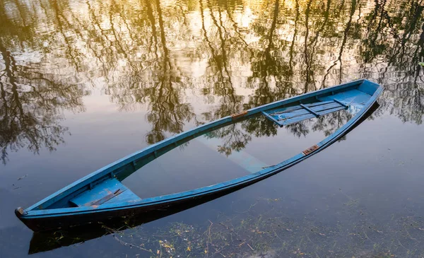 Barco Madera Inundado Agua — Foto de Stock