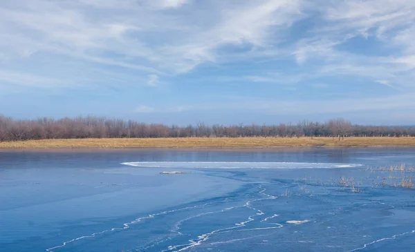 Таящее Весеннее Озеро Голубым Облачным Небом — стоковое фото