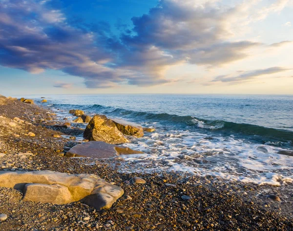 在壮观的落日下 石质的海湾海岸 — 图库照片