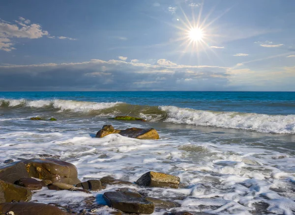 Smaragdgroene Zeekust Met Stenen Hete Zonnige Zomerdag — Stockfoto