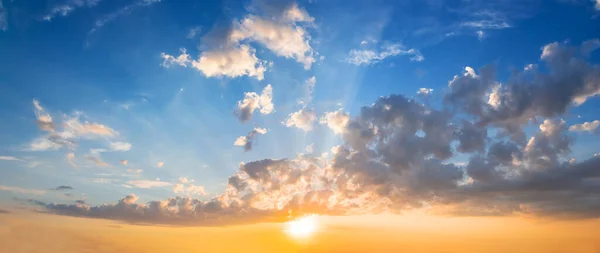 夕阳西下 天空阴郁 夜晚天空背景戏剧化 — 图库照片