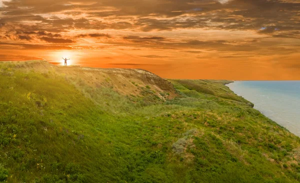 Lycklig Man Siluett Den Höga Havskusten Vid Hte Solnedgång — Stockfoto