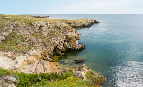 Klippig Havskust Den Ljusa Sommardagen — Stockfoto