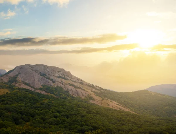 Berg Silhouet Dichte Mist Bij Dramatische Zonsondergang Natuurlijke Reisachtergrond — Stockfoto