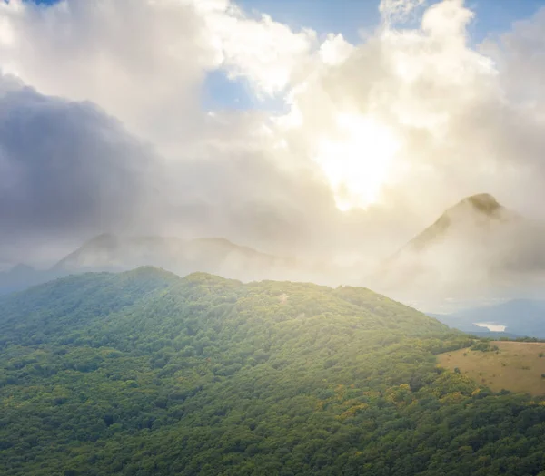 Verdi Colline Sotto Denso Cielo Nuvoloso Montagna Tramonto Backgroujd — Foto Stock