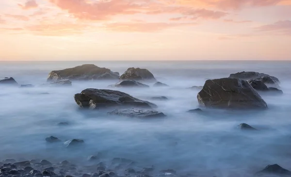 Тихое Морское Побережье Камнями Сумерках Природный Морской Фон — стоковое фото