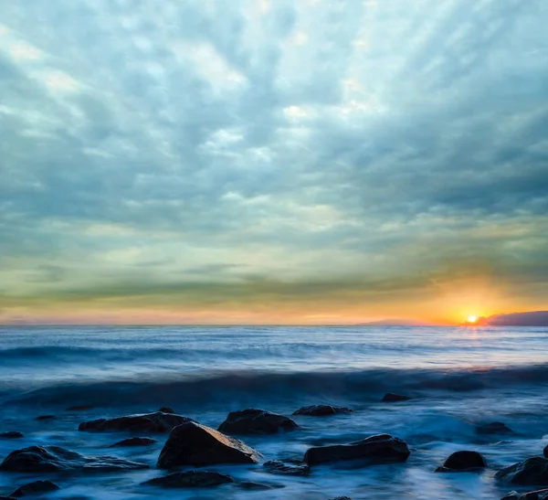 Côte Mer Calme Avec Des Pierres Crépuscule Fond Naturel Mer — Photo