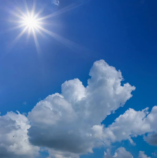 Sol Brillante Entre Las Nubes Cúmulos Fondo Azul Cielo Verano — Foto de Stock