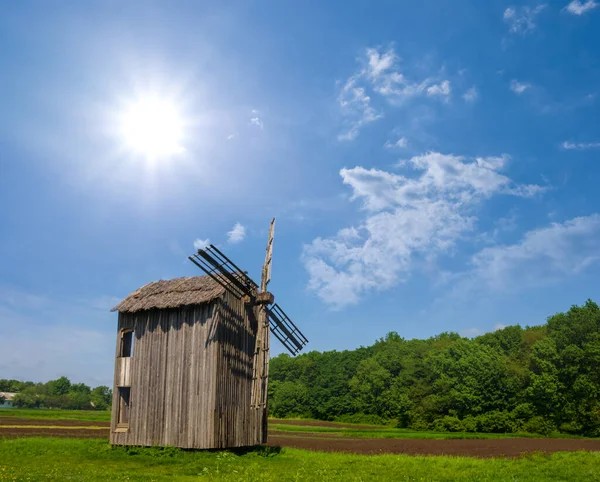 Alte Hölzerne Windmühle Auf Der Waldlichtung Unter Glitzernder Sonne Ethnische — Stockfoto