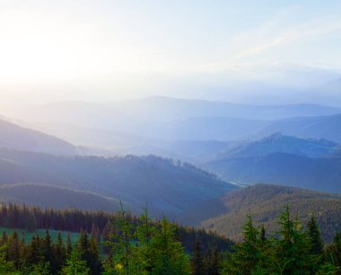 Güzel yeşil dağ vadisi mavi sisli gün batımında, güzel seyahat arka planı