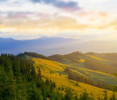 Güzel yeşil dağ vadisi mavi sisli gün batımında, güzel seyahat arka planı
