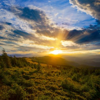 Güzel yeşil dağ vadisi mavi sisli gün batımında, güzel seyahat arka planı
