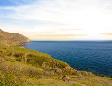 Gün batımında yamaçlı yaz denizi körfezi