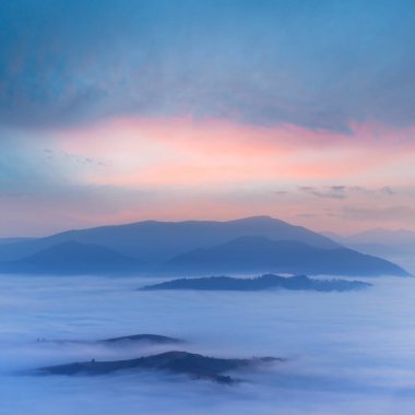 Alacakaranlıktaki sisli dağ vadisi