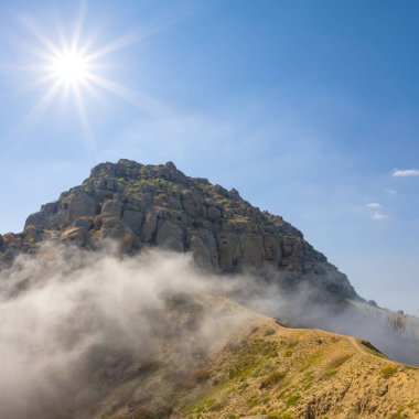 Işıl ışıl güneşin altında, yoğun bulutların üstünde