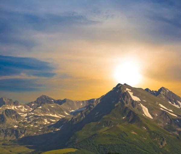 Bergkette Schnee Beim Dramatischen Sonnenuntergang Natürlicher Reisehintergrund — Stockfoto