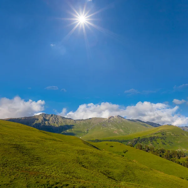 Grüner Bergrücken Unter Glitzernder Sonne — Stockfoto